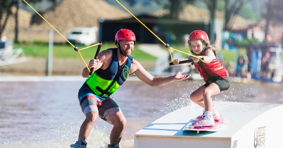 ゴールド コーストのウェイクボード、ニーボード、スキー ケーブル パス Klook